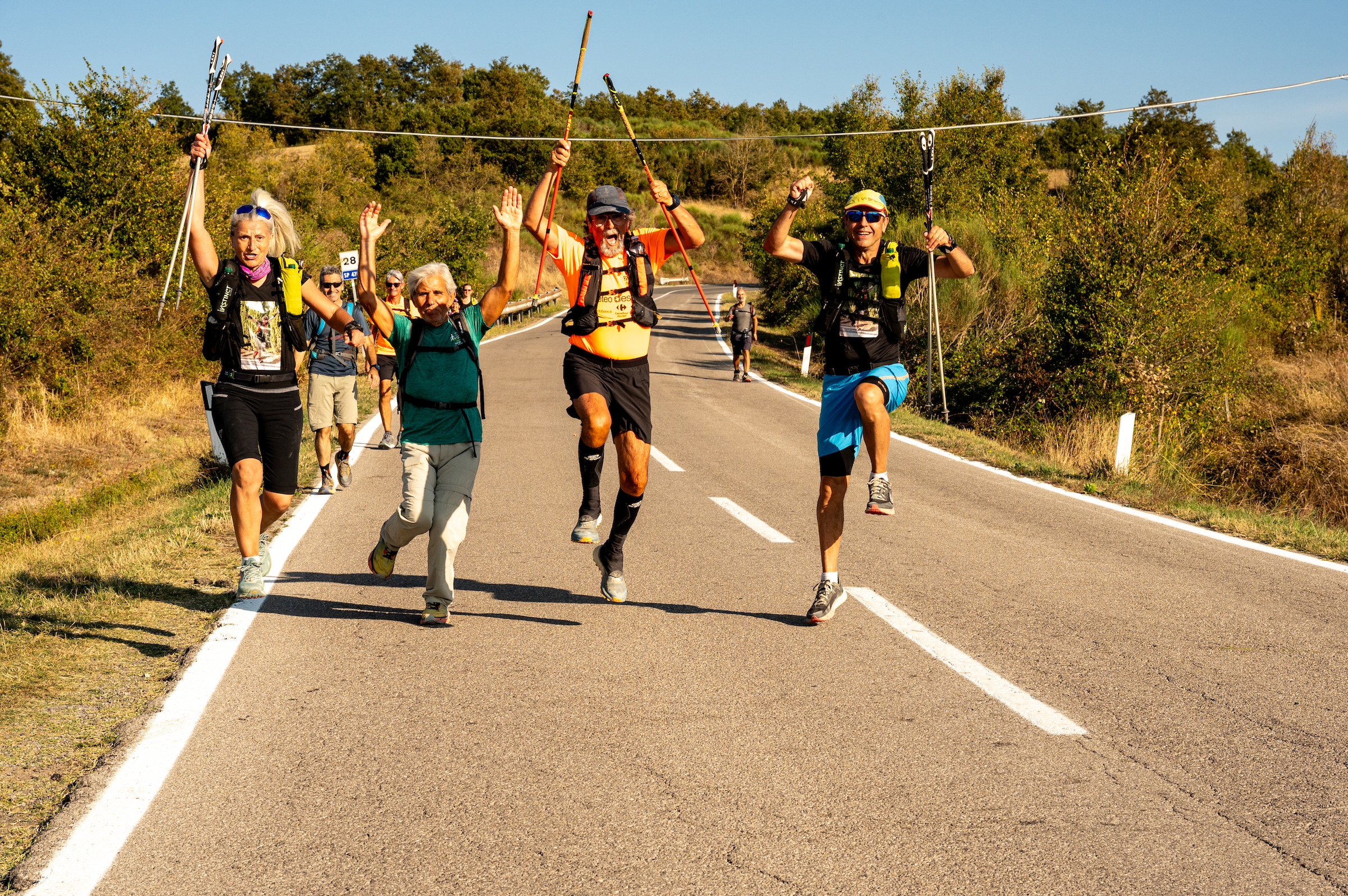 Camminatori sui sentieri della Via Francigena verso Pontremoli